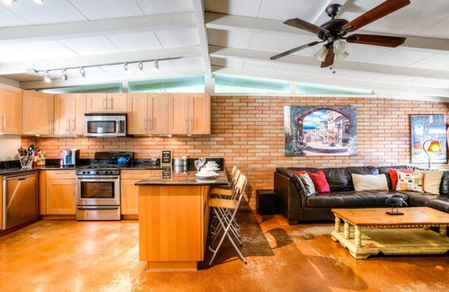 Hancock House | Convenient Pet-Friendly Hotel Near UT & Downtown Austin