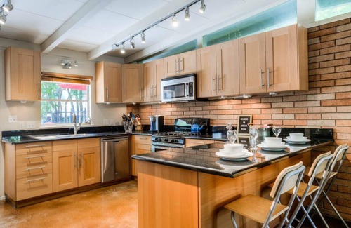 Hancock House | Convenient Pet-Friendly Hotel Near UT & Downtown Austin