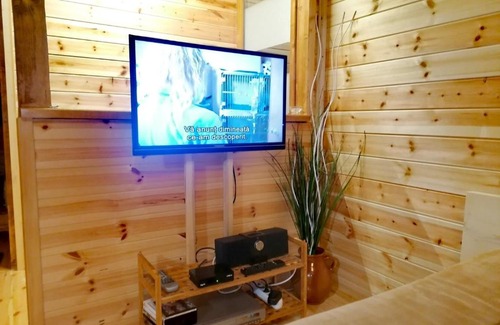 Fagetel House | Guest Rated Nexus B2: Pet-Friendly with Hot Tub Amenities