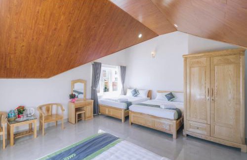 Phuong 10 Hotel | Discover Ngân Hà Xanh: Breakfast Included & Great Location