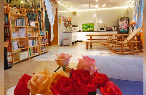 Phuong House | Peaceful Retreat with Balcony and Charming Birdsong