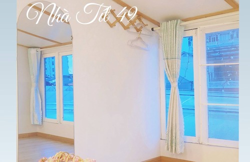 Phuong House | Peaceful Retreat with Balcony and Charming Birdsong