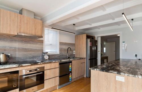 Ngongotaha House | Ngongotaha Lakeside Home: Family-Friendly Retreat with 10/10 Rating