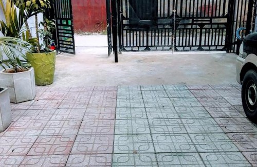 Thu Dau Mot House | Cozy Stay at Nhà nghỉ Đế Vương with Breakfast Included