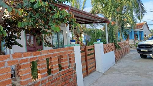 Dong Hoa House | Pet-Friendly Retreat at Nhà Tranh for Families