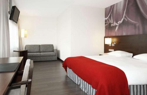 Amersfoort Hotel | Experience NH Amersfoort: Pet Friendly with Pool & Dining