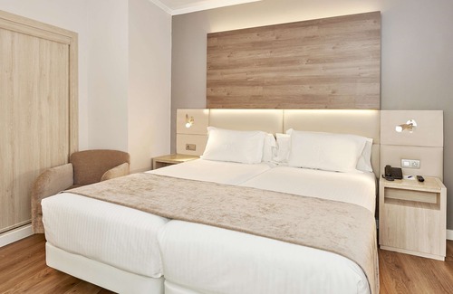 La Trinidad-San Juan y Todos los Santos Hotel | Stylish NH Córdoba Califa Hotel with Spa & Restaurant