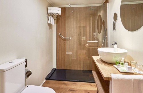La Trinidad-San Juan y Todos los Santos Hotel | Stylish NH Córdoba Califa Hotel with Spa & Restaurant
