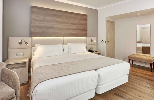 La Trinidad-San Juan y Todos los Santos Hotel | Stylish NH Córdoba Califa Hotel with Spa & Restaurant