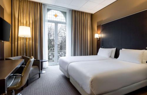Neude Janskerkhof en Domplein Hotel | Pet-Friendly NH Centre Utrecht Hotel with Private Pool