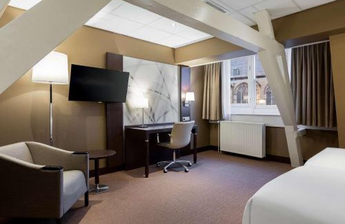 Neude Janskerkhof en Domplein Hotel | Pet-Friendly NH Centre Utrecht Hotel with Private Pool