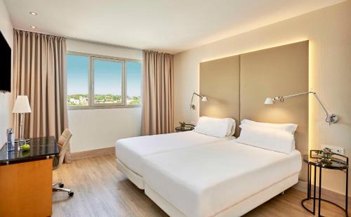 Reus Hotel | Stylish NH Ciutat de Reus: Pool and Pet-Friendly Haven