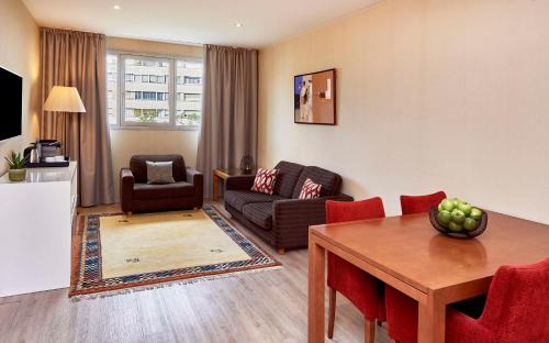Reus Hotel | Stylish NH Ciutat de Reus: Pool and Pet-Friendly Haven