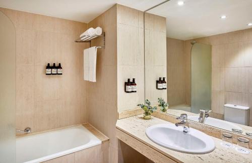 Reus Hotel | Stylish NH Ciutat de Reus: Pool and Pet-Friendly Haven