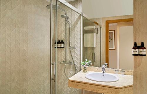 Reus Hotel | Stylish NH Ciutat de Reus: Pool and Pet-Friendly Haven