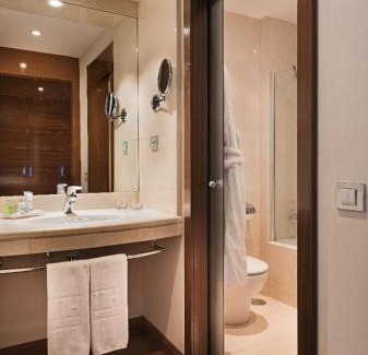 Marbella Hotel | Experience NH Marbella: Family-Friendly with Pool & Hot Tub