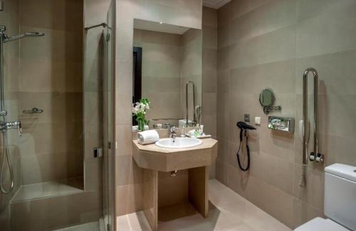 Granada City Center Hotel | Elegant NH Collection Victoria: Pet-Friendly & Great Reviews