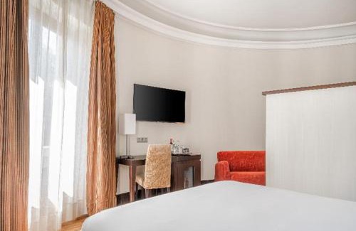 Granada City Center Hotel | Elegant NH Collection Victoria: Pet-Friendly & Great Reviews