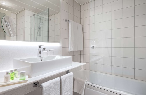 Altstadt-Sued Hotel | Elegant NH Köln Altstadt: 4-Star Hotel with Spa & Dining