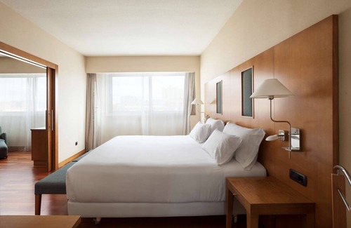 San Juan Hotel | Elegant NH Pamplona Iruña Park: 4-Star Family-Friendly Retreat