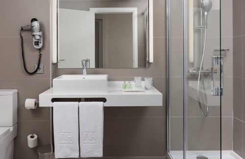 San Juan Hotel | Elegant NH Pamplona Iruña Park: 4-Star Family-Friendly Retreat