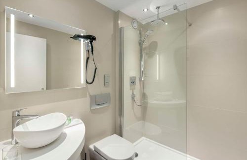 Zuidwest Hotel | Experience NH Utrecht: Family-Friendly with Pool Access