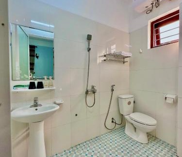 Cao Loc Bed & Breakfast | Cozy Nhat Son Guesthouse: Family-Friendly with Breakfast