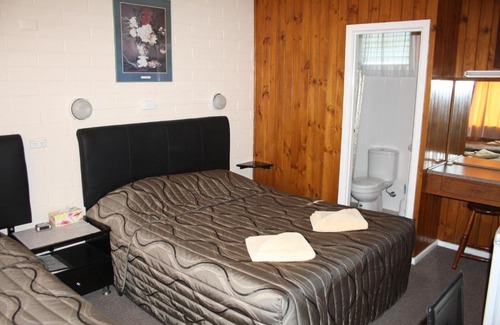 Nhill Hotel | Inviting Nhill Oasis Motel with Breakfast & Hot Tub Access