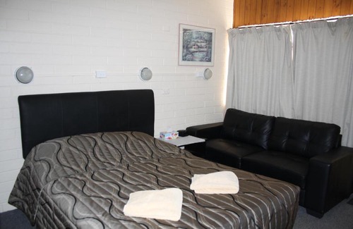 Nhill Hotel | Inviting Nhill Oasis Motel with Breakfast & Hot Tub Access