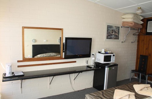 Nhill Hotel | Inviting Nhill Oasis Motel with Breakfast & Hot Tub Access