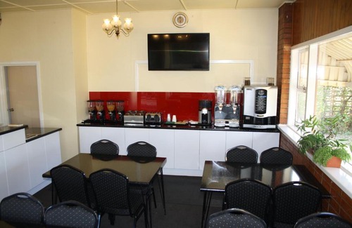 Nhill Hotel | Inviting Nhill Oasis Motel with Breakfast & Hot Tub Access