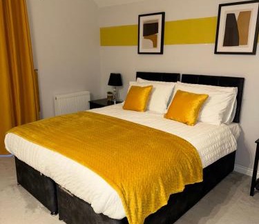 Reading House | Convenient Family & Contractor House with Parking Available