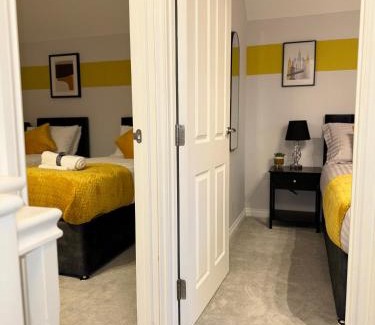 Reading House | Convenient Family & Contractor House with Parking Available