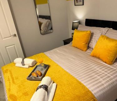 Reading House | Convenient Family & Contractor House with Parking Available