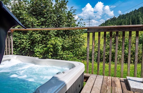 Sankt Georgen am Kreischberg Ski Chalet | Inviting Holiday Retreat with Whirlpool and Sauna Amenities