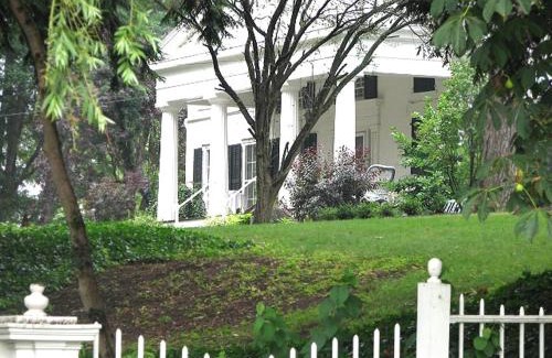 Lewiston House | Historic Niagara Gorge Mansion: Steps from the Falls