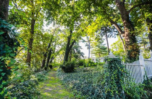 Lewiston House | Historic Niagara Gorge Mansion: Steps from the Falls