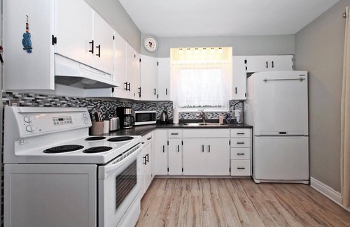 Niagara-on-the-Lake House | Delightful Niagara on the Lake Bungalow with BBQ & WIFI