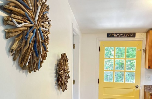 Niantic Apartment | Niantic water escape! 2 bd aptmt, 2nd flr