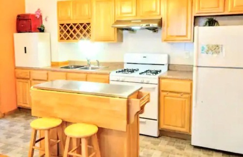 Bensonhurst Apartment | Cozy 1-Bedroom Retreat with Ocean Views in Bensonhurst