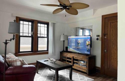 West Allis Apartment | Cozy 1 BR Apartment with WIFI & Office Near State Fair