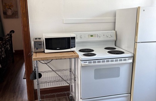 West Allis Apartment | Cozy 1 BR Apartment with WIFI & Office Near Milwaukee Mile