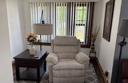 West Allis Apartment | Cozy 1 BR Apartment with WIFI & Office Near Milwaukee Mile