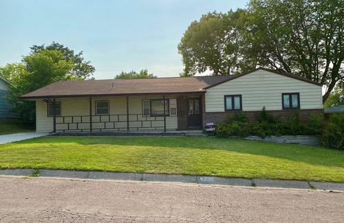 Chadron House | Eco-Friendly 3 Bedroom Ranch House with Breakfast Included