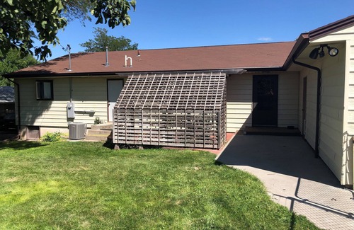Chadron House | Eco-Friendly 3 Bedroom Ranch House with Breakfast Included