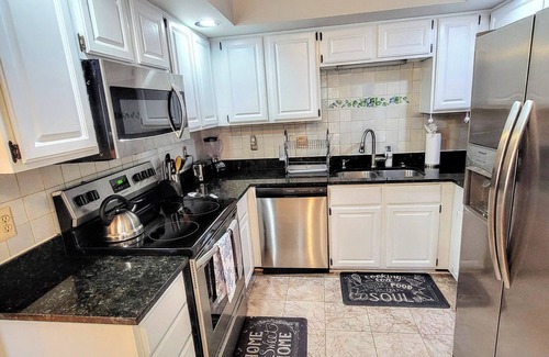 Herndon House | Nice 4-bedroom townhome with WiFi, Parking in charming Herndon