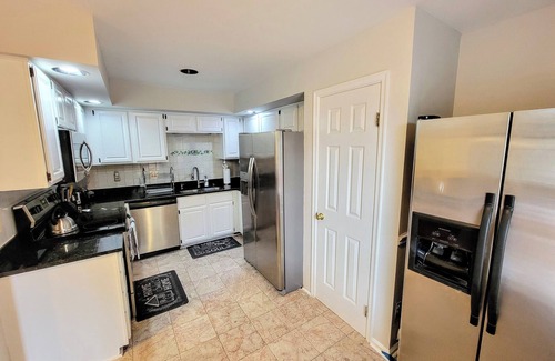 Herndon House | Nice 4-bedroom townhome with WiFi, Parking in charming Herndon