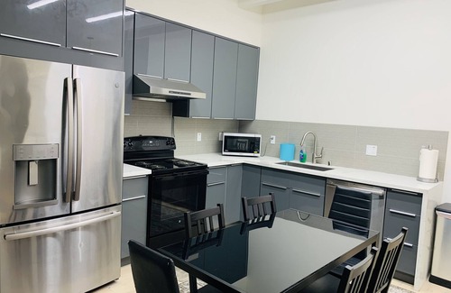 Lakeshore House | Cozy 5-Bedroom House with WiFi and Hot Tub in Daly City