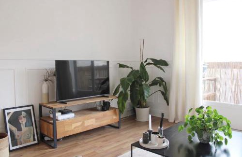 20th Arrondissement Apartment | Cozy 57m Retreat Near Ménilmontant with Family Amenities