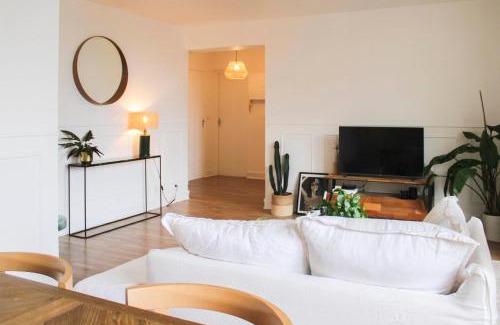 20th Arrondissement Apartment | Cozy 57m Retreat Near Ménilmontant with Family Amenities